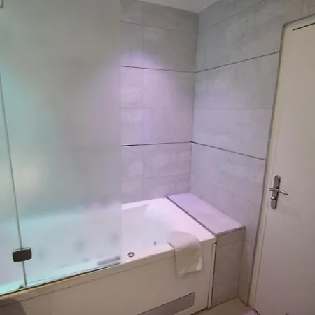 Le France Centre Bed & Breakfast 5*